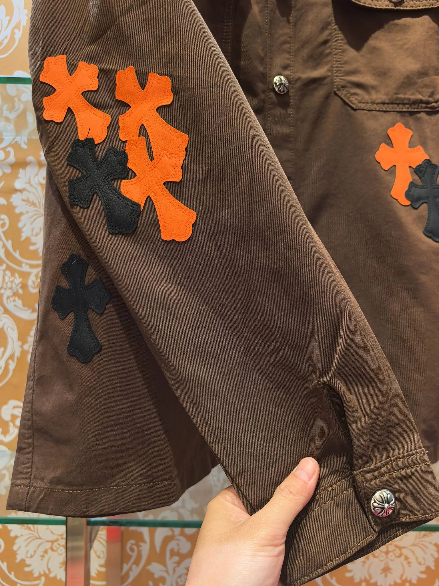 P480 Chrome Hearts advanced custom model, Chrome Hearts patchwork leather denim jacket, twill denim custom fabric, cross patchwork leather is all imitation lambskin, all dyed to completely restore no color difference, the inner leather label is first-layer calfskin, all hardware is 925 silver plated, it is the highest version, you get what you pay for, the same size for men and women, size S M L XL.
